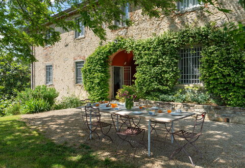 Casa Mirandola: Pflanze, Tabelle, Möbel, Gebäude, Eigentum, Fenster, Stuhl, Tisch Im Freien, Gartenmöbel, Schatten