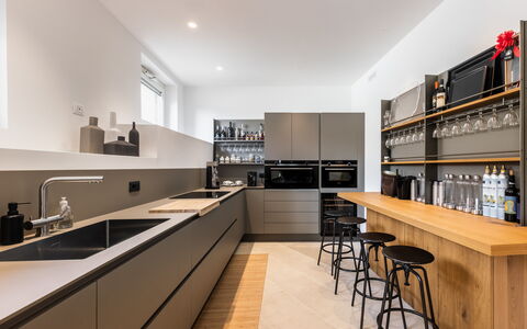 Villa Demar: Cabinetry, Möbel, Countertop, Spüle, Sinken, Zapfhahn, Küche, Haus, Holz, Regal