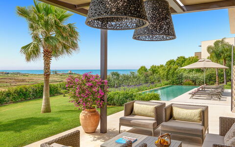 Villa Smeraldo - Sea Front | By Rocco Forte Villas: Himmel, Pflanze, Eigentum, Wasser, Gebäude, Azurblau, Natur, Blumentopf, Schatten, Beleuchtung