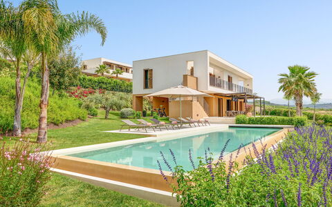 Villa Smeraldo - Sea Front | By Rocco Forte Villas: Pflanze, Wasser, Eigentum, Gebäude, Himmel, Azurblau, Baum, Blume, Die Architektur, Schwimmbad