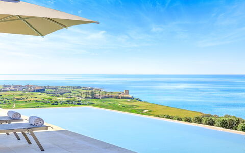 Villa Smeraldo - Sea Front | By Rocco Forte Villas: Himmel, Wasser, Wolke, Gebäude, Blau, Azurblau, Haus, Gartenmöbel, Pflanze, Regenschirm