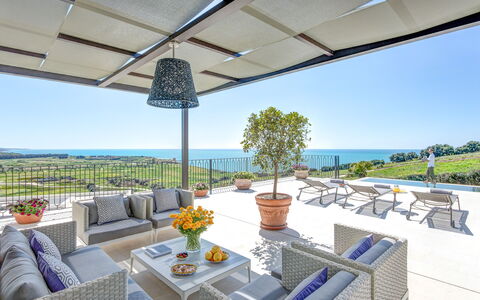 Villa Smeraldo - Sea Front | By Rocco Forte Villas: Himmel, Pflanze, Wasser, Eigentum, Möbel, Tabelle, Blumentopf, Azurblau, Gebäude, Schatten