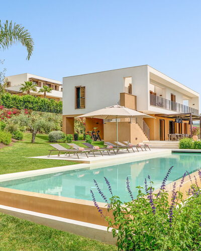 Villa Smeraldo - Sea Front | By Rocco Forte Villas: Pflanze, Wasser, Eigentum, Gebäude, Himmel, Azurblau, Baum, Blume, Die Architektur, Schwimmbad