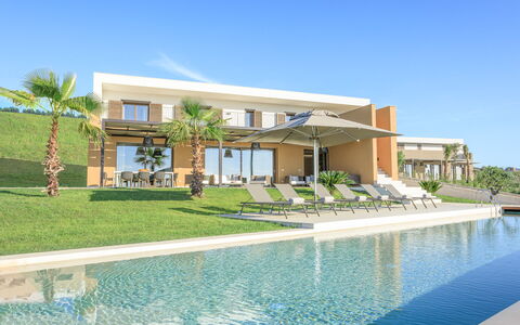 Villa Agata - Sea View | By Rocco Forte Villas: Wasser, Himmel, Eigentum, Gebäude, Pflanze, Azurblau, Interior Design, Freizeit, Baum, Haus