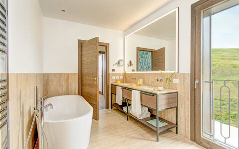 Villa Agata - Sea View | By Rocco Forte Villas: Badewanne, Pflanze, Gebäude, Spiegel, Holz, Interior Design, Flooring, Fussboden, Badezimmer