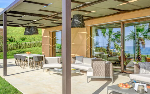 Villa Agata - Sea View | By Rocco Forte Villas: Tabelle, Möbel, Pflanze, Eigentum, Stuhl, Schatten, Gebäude, Gartenmöbel, Interior Design, Die Architektur