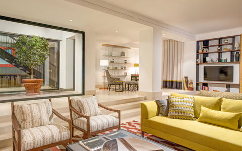 Villa Corallo - Sea Front | By Rocco Forte Villas: Tabelle, Möbel, Couch, Bilderrahmen, Pflanze, Interior Design, Studio Couch, Fussboden, Wohnzimmer, Flooring