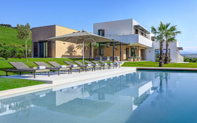 Villa Corallo - Sea Front | By Rocco Forte Villas: Wasser, Himmel, Gebäude, Azurblau, Pflanze, Schatten, Schwimmbad, Baum, Urban Design, Wohngebiet