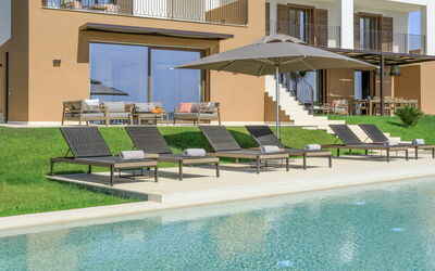 Villa Topazio - Sea View | By Rocco Forte Villas: Wasser, Fenster, Pflanze, Gebäude, Schatten, Schwimmbad, Gartenmöbel, Sonnenliege, Urban Design, Eigentumswohnung