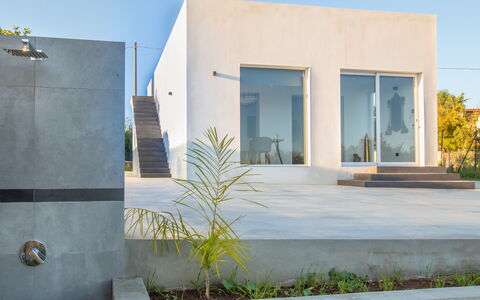 Eremita Villa Sicily: Pflanze, Himmel, Azurblau, Rechteck, Interior Design, Schatten, Baum, Landschaft, Verbundwerkstoff, Wohngebiet