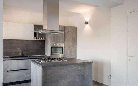 Eremita Villa Sicily: Eigentum, Cabinetry, Sinken, Countertop, Spüle, Gebäude, Holz, Zapfhahn, Herd, Interior Design