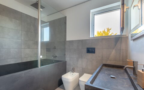 Eremita Villa Sicily: Badewanne, Armatur, Badezimmer, Zapfhahn, Holz, Beleuchtung, Interior Design, Flooring, Fussboden