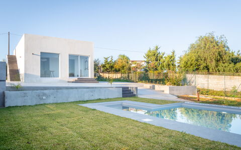 Eremita Villa Sicily: Himmel, Wasser, Pflanze, Baum, Gras, Schwimmbad, Fenster, Wohngebiet, Landschaft, Schatten