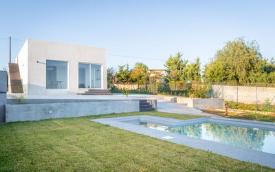 Eremita Villa Sicily: Himmel, Wasser, Pflanze, Baum, Gras, Schwimmbad, Fenster, Wohngebiet, Landschaft, Schatten