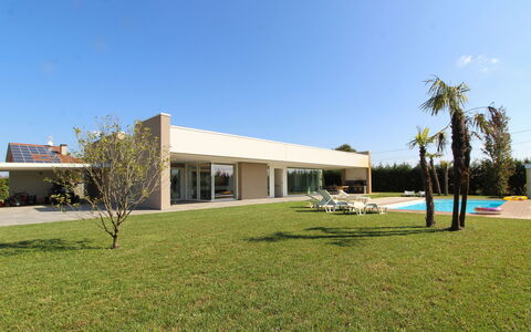 Stima Home, Padova, Pool, Ac: Wohngebiet, Zuhause, Schatten, Estate, Landscaping, Beton, Schwimmbad, Rasen, Garten, Garten