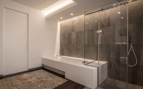 Stima Home, Padova, Pool, Ac: Gebäude, Armatur, Holz, Interior Design, Fussboden, Flooring, Badezimmer, Zapfhahn, Kunst, Duschkopf