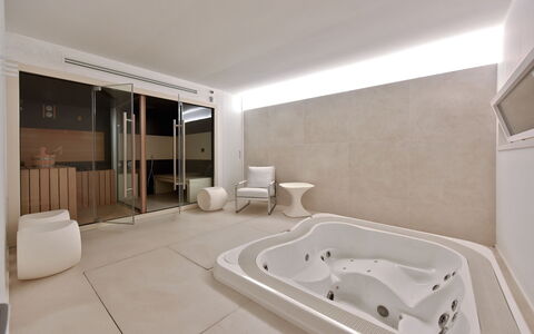 Villa Vinner: Badewanne, Armatur, Produkt, Gebäude, Badezimmer, Komfort, Holz, Fussboden, Interior Design