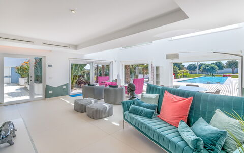 Villa Vinner: Eigentum, Couch, Pflanze, Komfort, Zimmerpflanze, Interior Design, Wohnzimmer, Studio Couch, Fussboden, Flooring