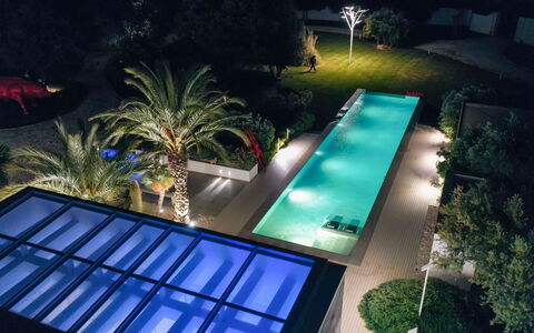 Villa Vinner: Wasser, Pflanze, Licht, Grün, Schwimmbad, Gebäude, Beleuchtung, Baum, Rechteck, Freizeit