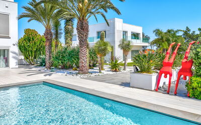 Villa Vinner: Wasser, Pflanze, Daytime, Eigentum, Himmel, Gebäude, Azurblau, Baum, Schwimmbad, Fenster