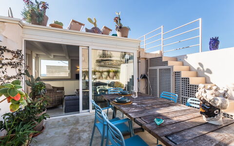 Terrazza Di Erika: Himmel, Pflanze, Tabelle, Gebäude, Holz, Zimmerpflanze, Wand, Haus, Wohngebiet, Schatten