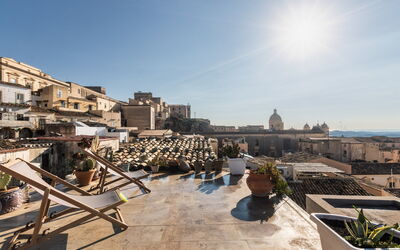Terrazza Di Erika: Himmel, Gebäude, Urban Design, Pflanze, Blumentopf, Wohngebiet, Haus, Landschaft, Wolke, Zimmerpflanze