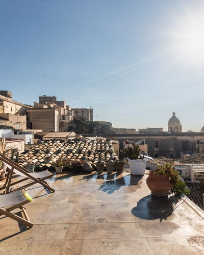 Terrazza Di Erika: Himmel, Gebäude, Urban Design, Pflanze, Blumentopf, Wohngebiet, Haus, Landschaft, Wolke, Zimmerpflanze