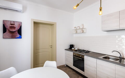 Alma Suite: Cabinetry, Sinken, Countertop, Eigentum, Möbel, Bilderrahmen, Spüle, Weiss, Gebäude, Zapfhahn