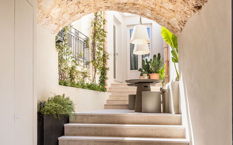 Alma Suite: Pflanze, Gebäude, Interior Design, Zimmerpflanze, Fenster, Wand, Holz, Treppe, Fassade, Flooring