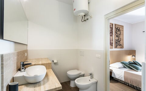 Donna Rosa Holiday Home: Sinken, Armatur, Eigentum, Zapfhahn, Bad Sink, Weiss, Badezimmer, Gebäude, Beleuchtung, Die Architektur