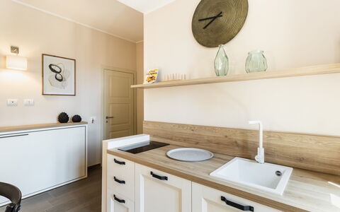 Donna Rosa Holiday Home: Sinken, Cabinetry, Eigentum, Weiss, Holz, Zapfhahn, Interior Design, Beleuchtung, Die Architektur, Fussboden