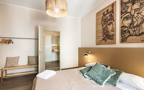 Donna Rosa Holiday Home: Möbel, Eigentum, Komfort, Holz, Gebäude, Beleuchtung, Interior Design, Lampe, Kissen, Fussboden