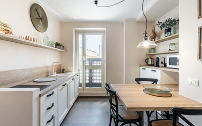 Donna Rosa Holiday Home - Vicolo: Eigentum, Möbel, Cabinetry, Weiss, Tabelle, Countertop, Holz, Beleuchtung, Interior Design, Küche