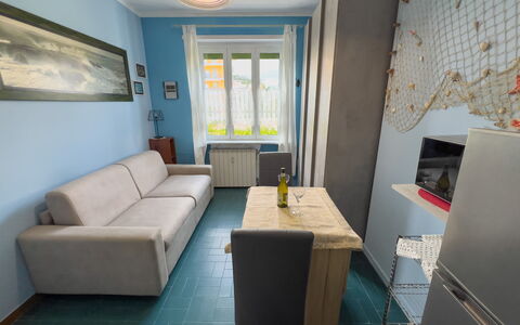 Casa Carlotta - San Bartolomeo Al Mare: Möbel, Couch, Bilderrahmen, Tabelle, Interior Design, Fussboden, Flooring, Wohnzimmer, Wand, Grundeigentum