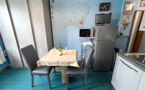 Casa Carlotta - San Bartolomeo Al Mare: Möbel, Tabelle, Azurblau, Gebäude, Stuhl, Fussboden, Sinken, Cabinetry, Flooring, Schreibtisch