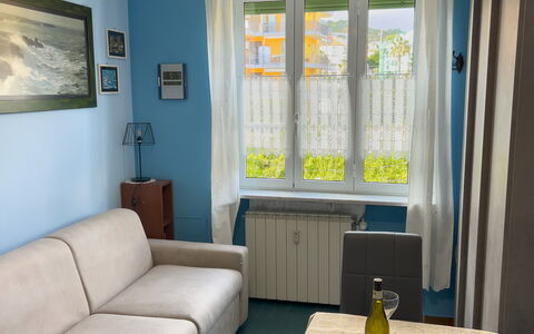 Casa Carlotta - San Bartolomeo Al Mare: Möbel, Couch, Eigentum, Fenster, Tabelle, Beleuchtung, Interior Design, Bilderrahmen, Holz, Schatten