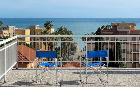 Casa Carlotta - San Bartolomeo Al Mare: Himmel, Gebäude, Wasser, Wolke, Azurblau, Blau, Schatten, Baum, Urban Design, Zaun