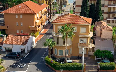 Casa Carlotta - San Bartolomeo Al Mare: Gebäude, Pflanze, Himmel, Daytime, Eigentum, Wolke, Fenster, Infrastruktur, Haus, Baum