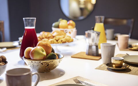 Mulino Morandi: Essen, Tabelle, Geschirr, Möbel, Dishware, Drinkware, Teller, Tasse, Servierware, Zutat