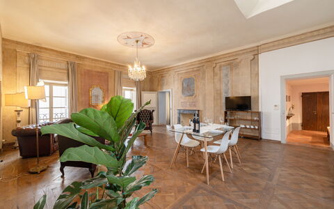 Appartamento Reale: Möbel, Pflanze, Tabelle, Gebäude, Zimmerpflanze, Fenster, Bilderrahmen, Holz, Interior Design, Couch