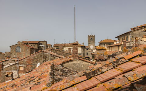 Appartamento Reale: Himmel, Holz, Gebäude, Fenster, Haus, Wohngebiet, Landschaft, Stadt, Dach, Horizont