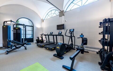 Torretta Penthouse Luxury Apartment In Florence By: Trainingsgerät, Gebäude, Fitnessstudio, Trainingsgeräte, Interior Design, Stationäres Fahrrad
