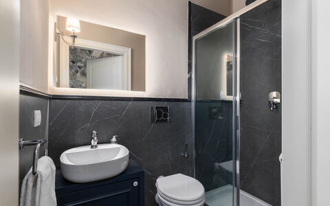Torretta Penthouse Luxury Apartment In Florence By: Badezimmer, Armatur, Bad Sink, Sinken, Interior Design, Flooring, Fussboden, Zapfhahn, Toilette, Spiegel