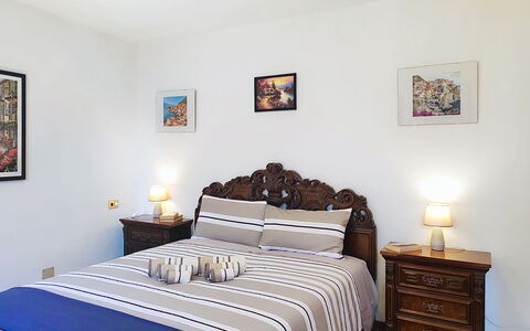Casa sul Torrente: Möbel, Bett, Bedding, Interior Design, Schlafzimmer, Bettdecke, Wand, Zimmer, Linens, Holz
