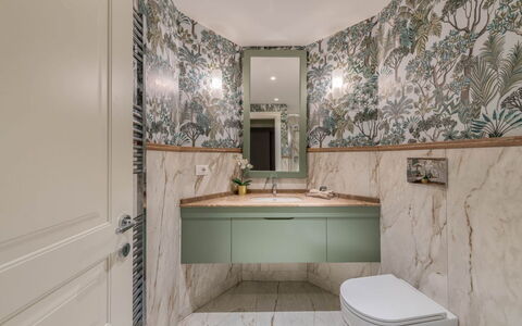 Duomo Penthouse Luxury Apartment In Florence By Pa: Spiegel, Armatur, Eigentum, Gebäude, Sinken, Badezimmer, Bad Sink, Zapfhahn, Interior Design, Toilette