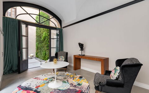 Duomo Penthouse Luxury Apartment In Florence By Pa: Tabelle, Eigentum, Gebäude, Fenster, Pflanze, Komfort, Beleuchtung, Die Architektur, Interior Design, Haus