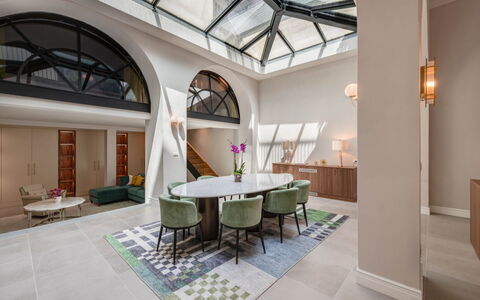 Duomo Penthouse Luxury Apartment In Florence By Pa: Möbel, Eigentum, Tabelle, Stuhl, Die Architektur, Interior Design, Fussboden, Flooring, Holz, Grundeigentum