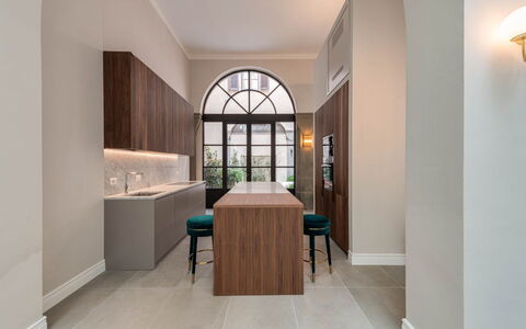 Duomo Penthouse Luxury Apartment In Florence By Pa: Eigentum, Tabelle, Gebäude, Holz, Interior Design, Beleuchtung, Flooring, Cabinetry, Schublade, Fussboden