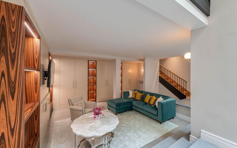 Duomo Penthouse Luxury Apartment In Florence By Pa: Tabelle, Gebäude, Eigentum, Möbel, Couch, Komfort, Bilderrahmen, Pflanze, Interior Design, Beleuchtung