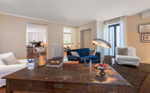 A Casa Di Camillo, Nepi, a C, Wifi: Möbel, Tabelle, Gebäude, Couch, Bilderrahmen, Holz, Zimmerpflanze, Interior Design, Stuhl, Flooring